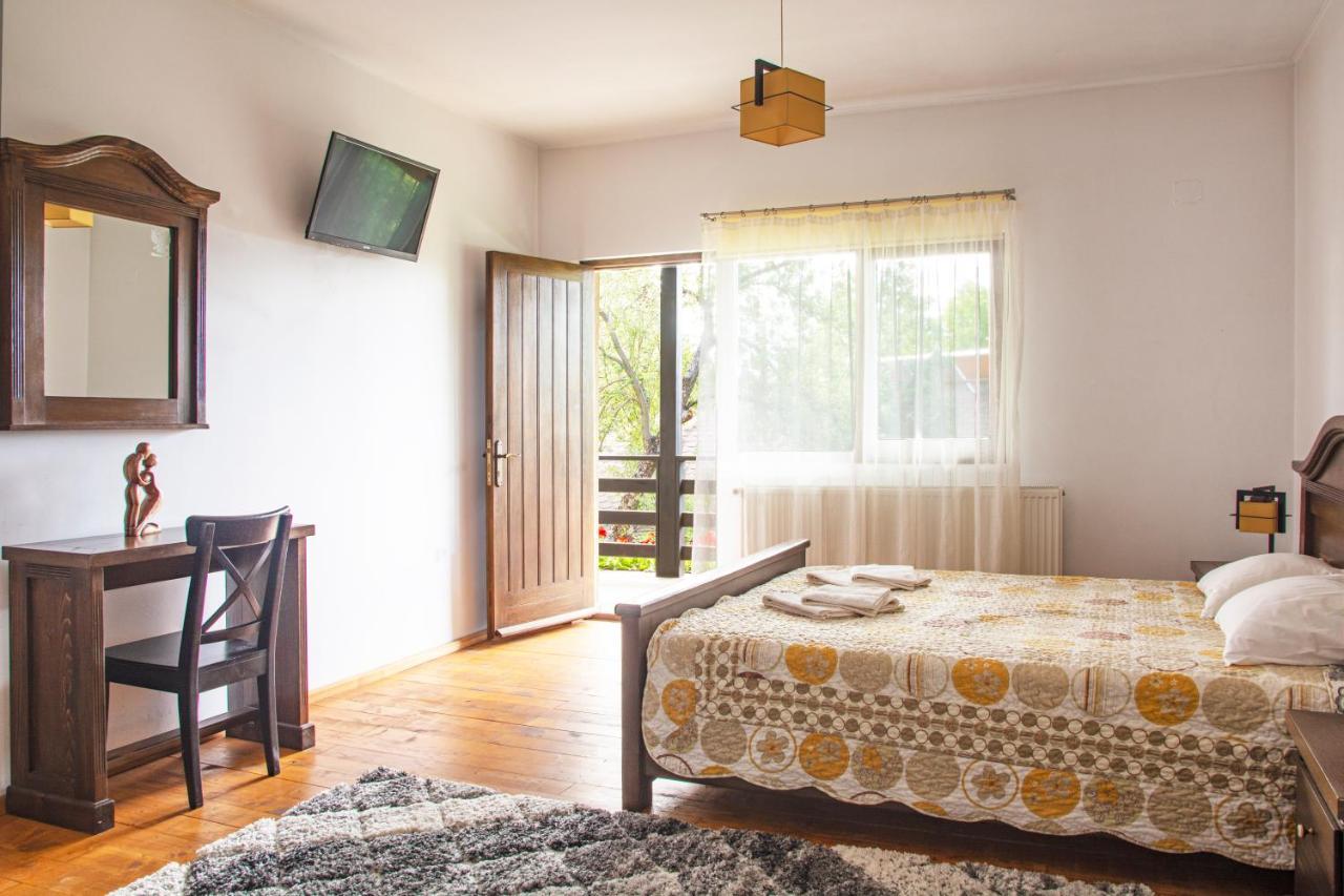 Pension Andra'S House Horezu Bagian luar foto